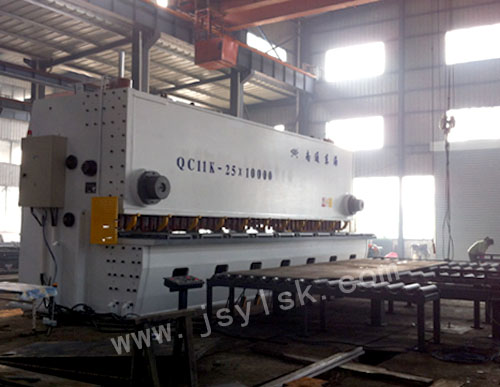 QC11K-25*10000大型(xing)剪闆機