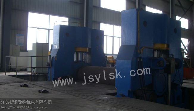 大(dà)型上輥(gǔn)萬能式(shi)卷闆機(jī)