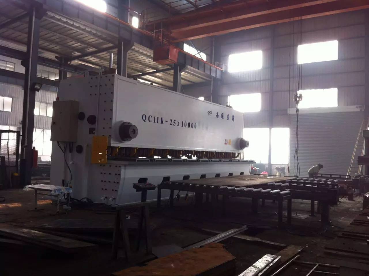 大型(xing)剪闆機(ji)